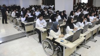 Suasana tes Seleksi Kemampuan Dasar (SKD) Calon Pegawai Negeri Sipil (CPNS) 2019 di Kantor Wali Kota Jakarta Selatan, Sabtu (22/2). [ANTARA FOTO/Puspa Perwitasari]