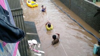 Kali Sunter Meluap, Dua RW di Cipinang Melayu Terendam Banjir