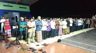 Warga Salat Gaib Pasca Tewasnya 10 Pelajar Akibat Susur Sungai