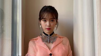 Chic Abis, Begini Gaya IU di Show Gucci Milan Fashion Week