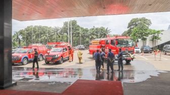 Pemadan kebakaran berada di Gedung Nusantara III DPR RI, Jakarta, Senin (24/2). [Suara.com/Alfian Winanto]