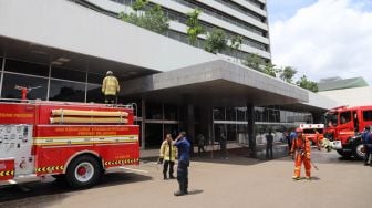 Pemadam kebakaran disiapkan di Gedung Nusantara III DPR RI, Jakarta, Senin (24/2). [Suara.com/Alfian Winanto]