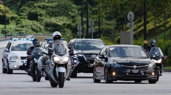 Iring-iringan motor mengawal mantan perdana menteri Malaysia Mahathir Mohamad meninggalkan Istana Nasional di Kuala Lumpur, Malaysia, Senin (24/2). [Mohd RASFAN / AFP]