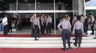 Polisi berjaga di Gedung Nusantara III DPR RI, Jakarta, Senin (24/2). [Suara.com/Alfian Winanto]