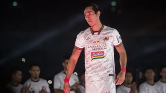 Defender Persija Jakarta, Ryuji Utomo saat mengenakan Jersey baru Persija Musim 2020 di Stadion Gelora Bung Karno, Jakarta Pusat, Minggu (23/02). [Suara.com/Alfian Winanto]