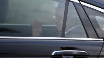 Mantan perdana menteri Malaysia Mahathir Mohamad melambaikan tangan saat meninggalkan Istana Negara di Kuala Lumpur, Malaysia, Senin (24/2).  [Mohd RASFAN / AFP]