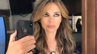 Tak Lagi Muda, Elizabeth Hurley Akui Takut Pakai Bikini di Pantai