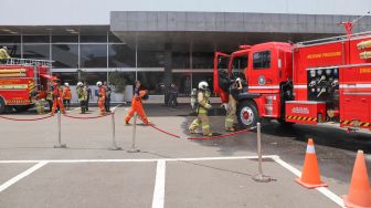 Pemadan kebakaran yang disiapkan di Gedung Nusantara III DPR RI, Jakarta, Senin (24/2). [Suara.com/Alfian Winanto]