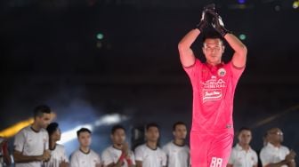 Penjaga gawang Persija Jakarta, Shahar Ginanjar saat mengenakan Jersey baru Persija Musim 2020 di Stadion Gelora Bung Karno, Jakarta Pusat, Minggu (23/02). [Suara.com/Alfian Winanto]
