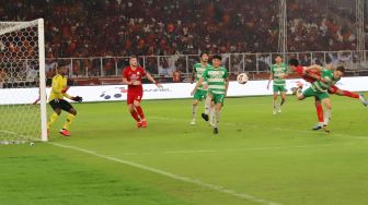 Usaha menyerang yang dilakukan para pemain Persija Jakarta ke gawang Geylang International FC dalam laga persahabatan di Stadion Utama Gelora Bung Karno, Jakarta, Minggu (24/02). [Suara.com/Alfian Winanto]