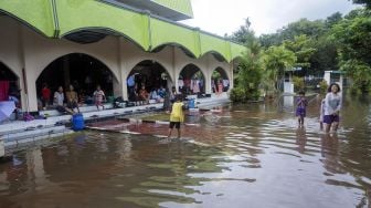 Sejumlah warga terdampak banjir mengungsi di Masjid Al Karomah, Pekalongan, Jawa Tengah, Senin (24/2). [ANTARA FOTO/Harviyan Perdana Putra]
