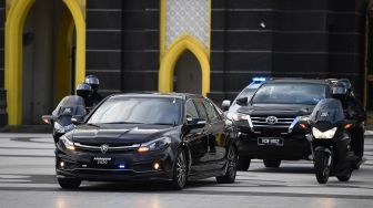 Iring-iringan motor saat mengawal mantan perdana menteri Malaysia Mahathir Mohamad meninggalkan Istana Nasional di Kuala Lumpur, Malaysia, Senin (24/2). [Mohd RASFAN / AFP]