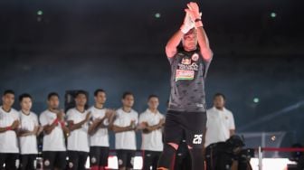 Kapten dan penjaga gawang Persija Andri Tani saat mengenakan Jersey baru Persija Musim 2020 di Stadion Gelora Bung Karno, Jakarta Pusat, Minggu (23/02). [Suara.com/Alfian Winanto]