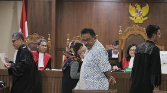 Mantan Wakil Gubernur Banten Rano Karno usai memberikan keterangan saat menjadi saksi pada kasus tindak pidana pencucian uang (TPPU) dan korupsi alat kesehatan di lingkungan Pemerintah Provinsi Banten dan Pemerintah Kota Tangerang Selatan untuk terdakwa Tubagus Chaeri Wardana alias Wawan di Pengadilan Tipikor, Jakarta, Senin (24/2).  [ANTARA FOTO/Reno Esnir]
