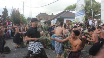 Ritual Perang Sarang di Karangasem, Simbol Perlawanan Untuk Kekuatan Jahat