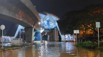 Jalan di Bawah LRT Jakarta Masih Terendam Banjir Hingga Selasa Malam