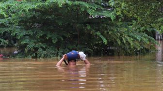 Perjuangan Warga Perum Bumi Nasio Indah Bekasi Lewati Banjir 2 Meter