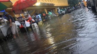 Jakarta Banjir Lagi, Pintu Air Siaga 1