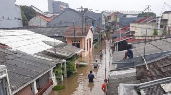 Kisah Dari Banjir Bekasi, Trauma Warga Saat Hujan