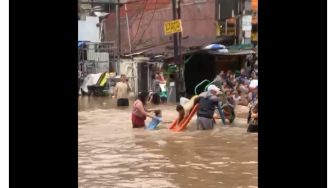 Main Perosotan di Tengah Genangan, Netizen: Banjir Enggak Ada Harga Dirinya