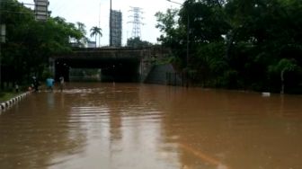 Terowongan UKI Cawang Banjir 40 cm, Jalanan Macet