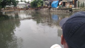 Selamatkan Teman yang Terseret Arus, Remaja Tenggelam di Kali Ciliwung