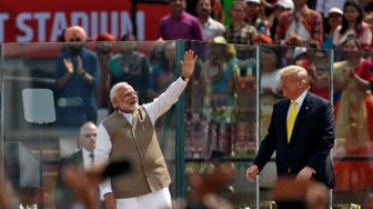 Disambut Meriah Warga India, Presiden Trump Bicara Soal Dagang dan Senjata