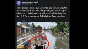 Laporkan Banjir Sambil Bawa Ular, Polisi Ini Buat Netizen Kebingungan