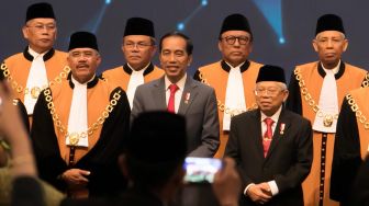 Presiden Republik Indonesia Joko Widodo bersama Wakil Presiden Republik Indonesia Ma'ruf Amin foto bersama hakim agung saat acara Laporan Tahunan Mahkamah Agung 2019 di Jakarta Convention Center (JCC) Senayan, Jakarta, Rabu (26/02). . [Suara.com/Alfian Winanto]