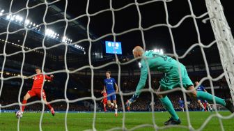 Striker Bayern Munich Lewandowski mencetak gol ketiga mereka selama pertandingan leg pertama babak 16 besar  Liga Champions antara Chelsea melawan Bayern Muenchen di Stamford Bridge, London, Inggris, Rabu (26/2) dini hari WIB.
[Glyn KIRK / AFP]