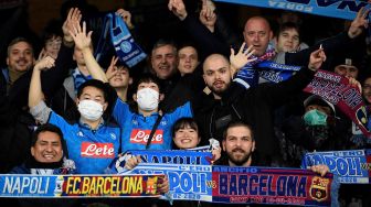 Italia Darurat Corona,  Suporter Napoli Kenakan Masker