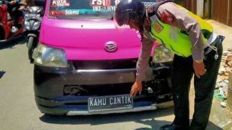 Pakai Plat Bertuliskan "Kamu Cantik", Pengendara Mobil Ini Kena Pasal Berlapis