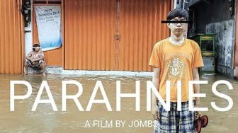 Kreatif, Pemuda Ini Protes Banjir Jakarta Pakai Poster Film Parasite