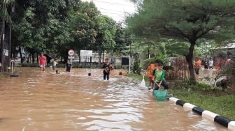 Anak-anak Main di Lokasi Banjir, Ibu RW: Awas Ya, Ini Bukan Kolam Renang