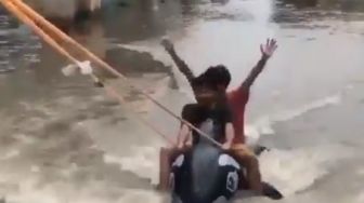 Jakarta Kebanjiran, Warga Malah Asyik Main Banana Boat di Genangan Banjir