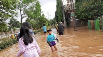 Banjir 2 Meter, Warga Kompleks Nasio Pilih Tetap Bertahan di Lantai 2 Rumah