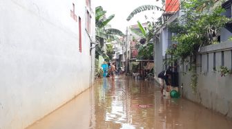 Banjir di Cipinang Melayu Belum Surut, Warga Pilih Mancing Ikan di Jalan