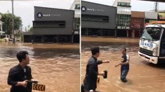 Angkat Topi! Barista Starbucks Bagikan Kopi di Tengah Banjir Jakarta