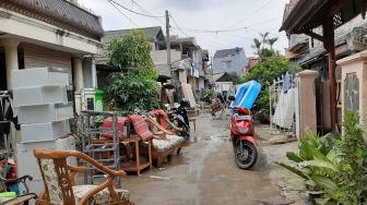 Beres-beres Setelah Air Surut, Warga Duta Indah Bekasi: Ini Banjir Terparah