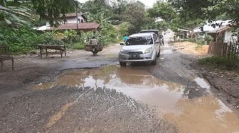 Jalan Provinsi Inuman-Cerenti Kuansing Rusak Parah