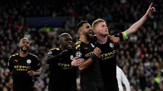 Para pemain Manchester City merayakan gol kedua mereka yang dicetak oleh pemain tengah Manchester City Kevin De Bruyne selama pertandingan Leg pertama babak 16 besar Liga Champions antara Real Madrid melawan Manchester City di stadion Santiago Bernabeu, Madrid, Spanyol, Kamis (27/2) dini hari WIB. [JAVIER SORIANO / AFP]