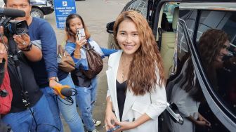 Gaya Berjemur Ayu Ting Ting di Rumah Jadi Sorotan Netizen