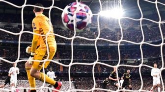 Gelandang Belgia Manchester City Kevin De Bruyne melakukan tendangan penalti untuk mencetak gol saat pertandingan Leg pertama babak 16 besar Liga Champions antara Real Madrid melawan Manchester City di stadion Santiago Bernabeu, Madrid, Spanyol, Kamis (27/2) dini hari WIB. [JAVIER SORIANO / AFP]