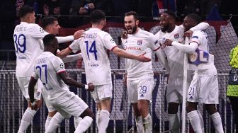 Pemain Lyon Lucas Tousart (C) merayakan golnya dengan rekan satu timnya setelah mencetak gol ke gawang Juventus selama putaran leg pertama babak 16 besar Liga Champions antara Lyon melawan Juventus di Stadion Parque Olympique Lyonnais, Perancis, Kamis (27/2) dini hari WIB
[FRANCK FIFE / AFP]