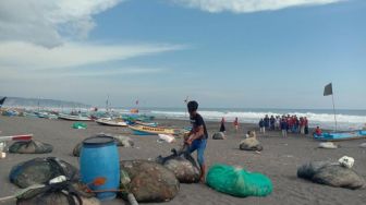 Miris, Tak Hanya Mengotori Laut, Sampah Juga Buat Nelayan Pantai Depok Rugi