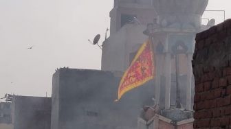 Kerusuhan Rasis, Massa Kibarkan Bendera Dewa Hanoman di Menara Masjid