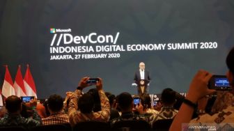 Satya Nadella Girang Jokowi Bikin Aturan Khusus Sambut Investasi Microsoft