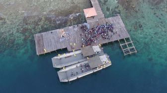 WNI ABK World Dream berjalan setibanya di Pulau Sebaru Kecil untuk menjalani observasi di Kepulauan Seribu, Jakarta, Jumat (28/2).   [ANTARA FOTO/Akbar Nugroho Guma]