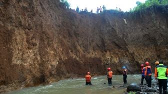 Sejumlah anggota BPBD Kota Bogor melakukan evakuasi jenazah di TPU Kebon Nanas yang terdampak tanah longsor di Kampung Nanggerang RT 03/06, Rangga Mekar, Kelurahan Pamoyanan, Kota Bogor, Jawa Barat, Jumat (28/2).  [ANTARA FOTO/Arif Firmansyah]
