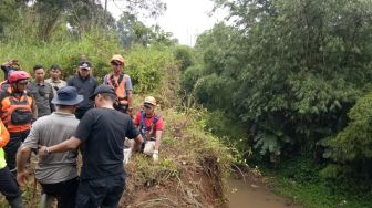 Petugas Kesulitan Evakuasi 8 Makam yang Terkikis Longsor di Pinggir Sungai